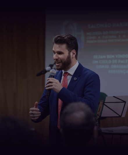 Homem falando ao microfone